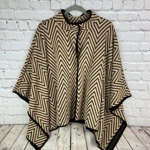 Chicos Travelers S/M Brown Tan Zigzag 2 Snap Button Cape Poncho EUC